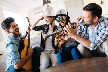 Neşeli arkadaşının partisi