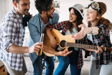 Neşeli arkadaşının partisi