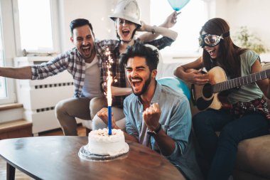 Arkadaşının eğlenceli üzerinde partisi