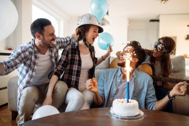 Arkadaşının eğlenceli üzerinde partisi