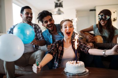 Arkadaşının eğlenceli üzerinde partisi