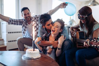 Arkadaşının eğlenceli üzerinde partisi