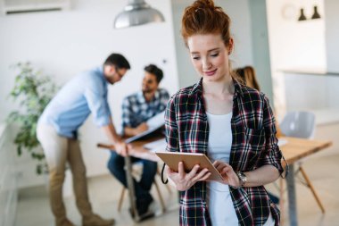 genç kız holding tablet