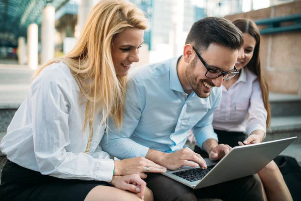 Collega's samenwerken op laptop — Stockfoto