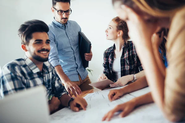 Zakelijke partners die documenten bespreken — Stockfoto