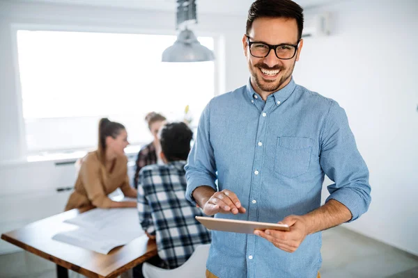 Bonito masculino gerente usando tablet — Fotografia de Stock