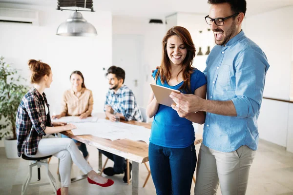 Socios comerciales discutiendo documentos — Foto de Stock