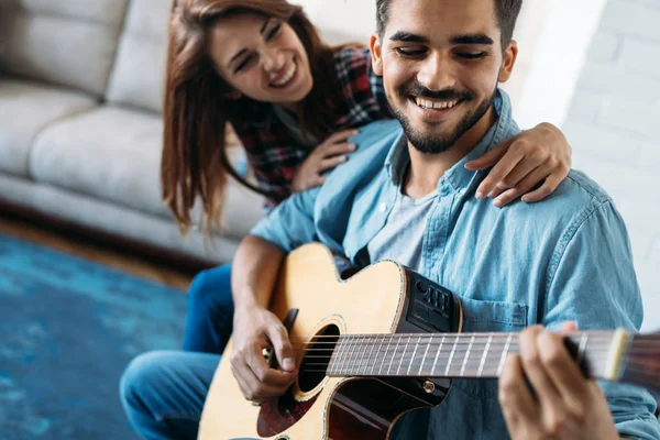 Man speelt gitaar voor zijn vriendin — Stockfoto