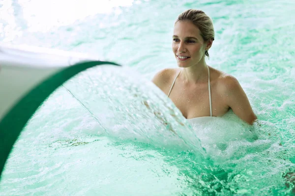 Mulher bonita atraente aproveitando o tempo na piscina — Fotografia de Stock