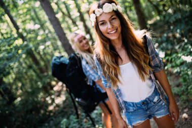 Doğada vakit güzel genç kadın