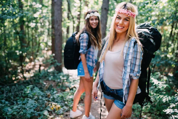 Doğada vakit güzel genç kadın