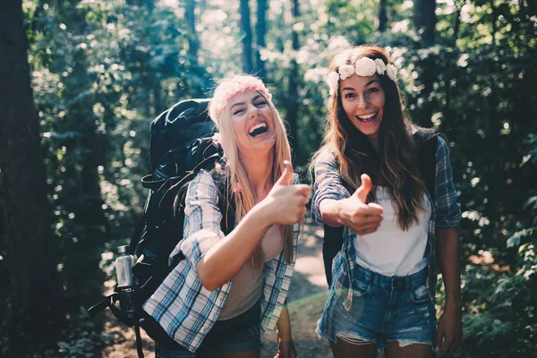 Doğada vakit güzel genç kadın