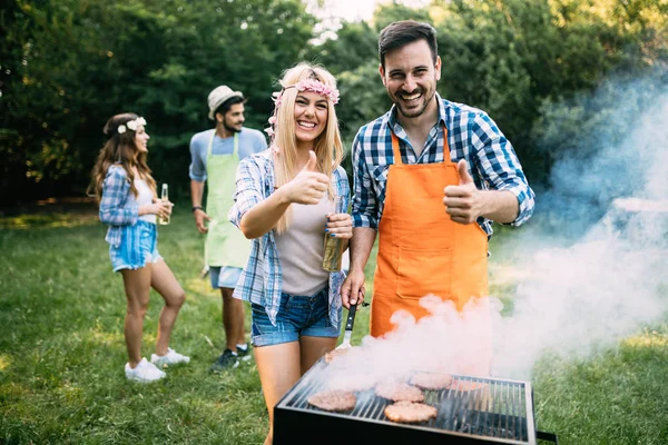 Güzel kadın ve yakışıklı adam Barbekü partisi