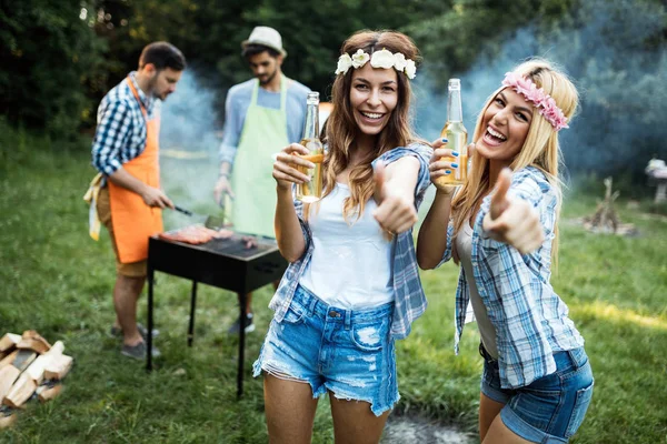 Eğlenceli Barbekü için beklerken iki güzel kadın