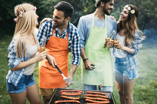 Amigos gastando tempo na natureza e fazendo churrasco — Fotografia de Stock