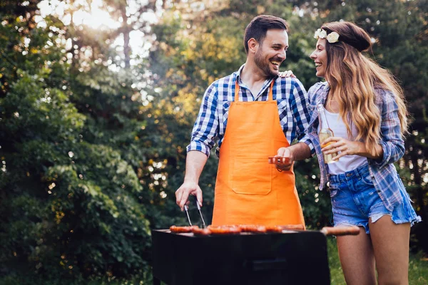 Bella donna e bell'uomo che fa barbecue — Foto Stock