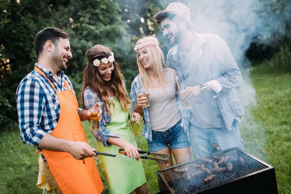 Amigos pasando tiempo en la naturaleza y teniendo barbacoa — Foto de Stock