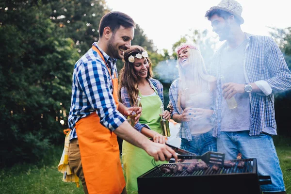 Friends spending time in nature and having barbecue — Stock Photo, Image