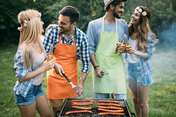 Venner som tilbringer tid i naturen og griller – stockfoto