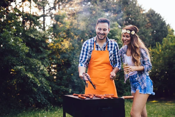 Mooie vrouw en knappe man met barbecue — Stockfoto