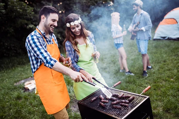 Vrienden doorbrengen van tijd in de natuur en met barbecue — Stockfoto