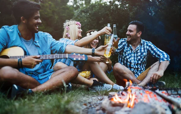 Schöne junge Frauen verbringen Zeit in der Natur — Stockfoto