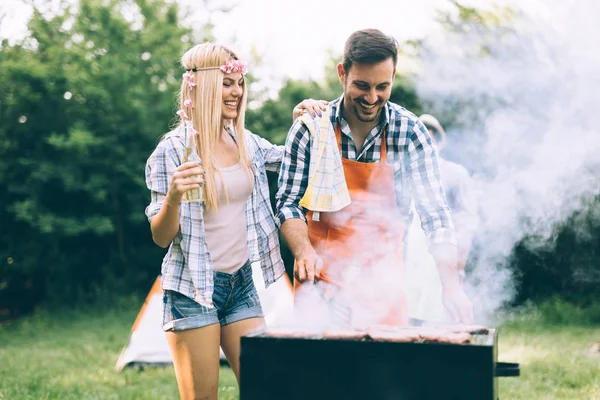 Friends spending time in nature and having barbecue — Stock Photo, Image