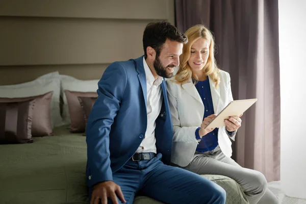 Hombre atractivo y mujer hermosa usando tableta —  Fotos de Stock