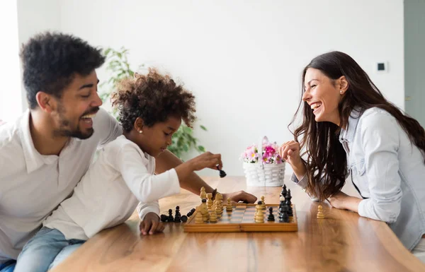 Mutlu aile evde birlikte satranç — Stok fotoğraf