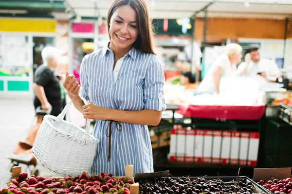 Imagen de la mujer en el mercado comprando frutas — Foto de Stock
