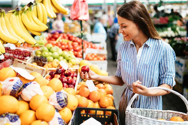 Imagem de mulher no mercado comprando frutas — Fotografia de Stock