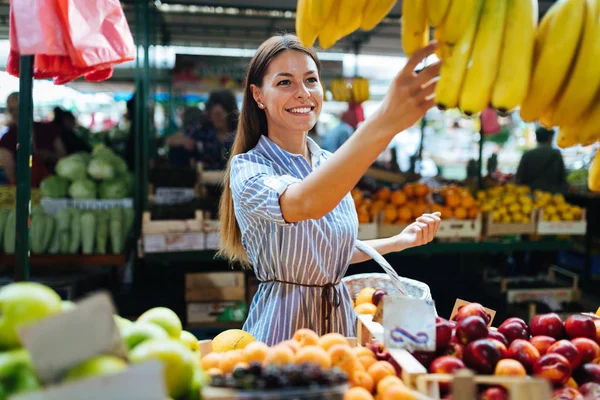 Foto van vrouw op Marktplaats kopen fruit — Stockfoto