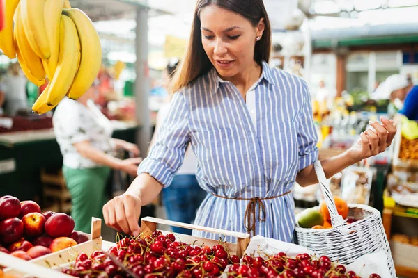 Imagem de mulher no mercado comprando frutas — Fotografia de Stock