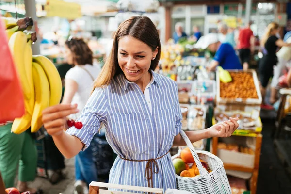 Imagen de la mujer en el mercado comprando frutas — Foto de Stock