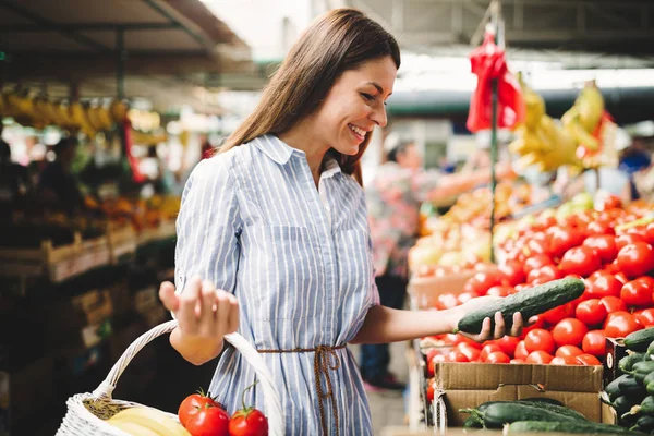 Imagem de uma mulher no mercado a comprar legumes — Fotografia de Stock