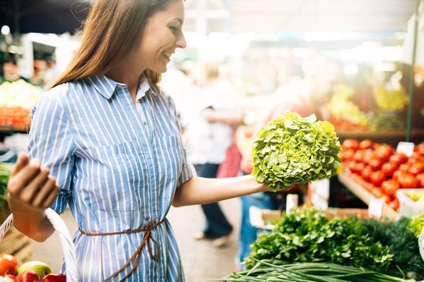 Imagen de la mujer en el mercado comprando verduras — Foto de Stock