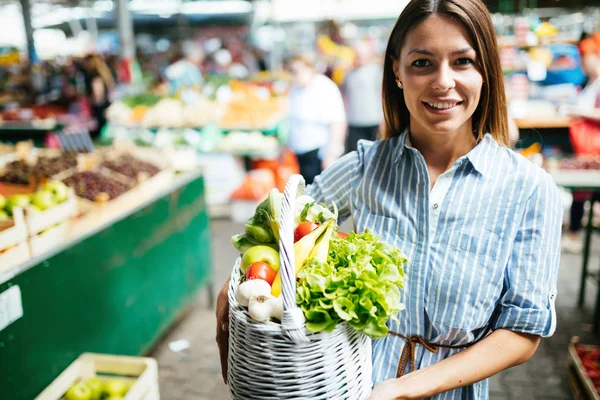 Retrato de mulher bonita segurando cesta de compras — Fotografia de Stock