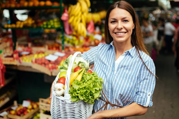 Retrato de mulher bonita segurando cesta de compras — Fotografia de Stock