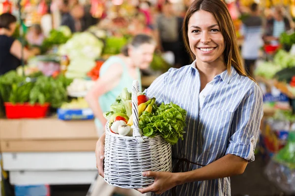 Retrato de mulher bonita segurando cesta de compras — Fotografia de Stock