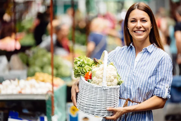 Retrato de mulher bonita segurando cesta de compras — Fotografia de Stock