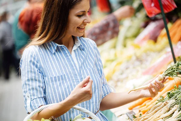 Imagem de uma mulher no mercado a comprar legumes — Fotografia de Stock