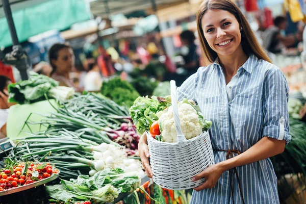 Portret van mooie vrouw houden winkelmandje — Stockfoto