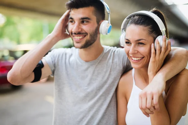 Portret van man en vrouw tijdens pauze van joggen — Stockfoto