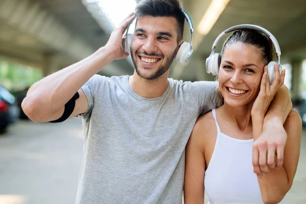 Retrato de homem e mulher durante o intervalo de jogging — Fotografia de Stock