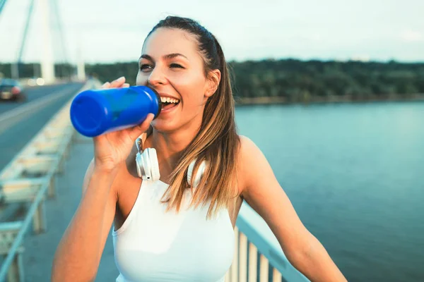 Porträt einer Frau, die eine Joggingpause einlegt — Stockfoto