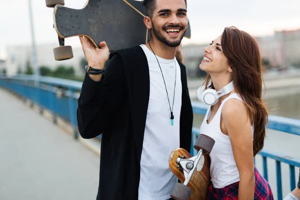 Image de jeune couple attrayant portant des planches à roulettes — Photo