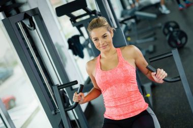 Güzel genç kadının göğüs için egzersizler yapması