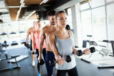 Bir grup insan var egzersiz spor salonunda