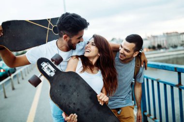 Mutlu arkadaş grubu takılmak birlikte