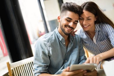 Genç ve çekici bir çift kahve dükkanında buluşuyor.